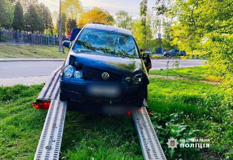 Водій на швидкості не впорався з керуванням: деталі ДТП у Вовчинці, в якій постраждав пішохід (ФОТО)