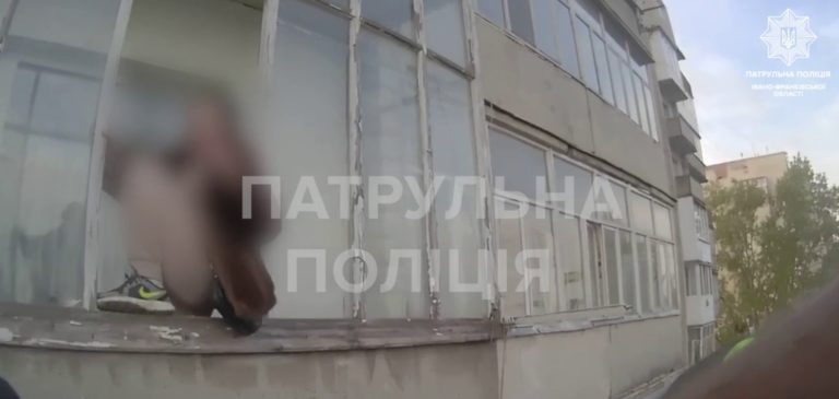 У Франківську від падіння з четвертого поверху врятували жінку (ВІДЕО)