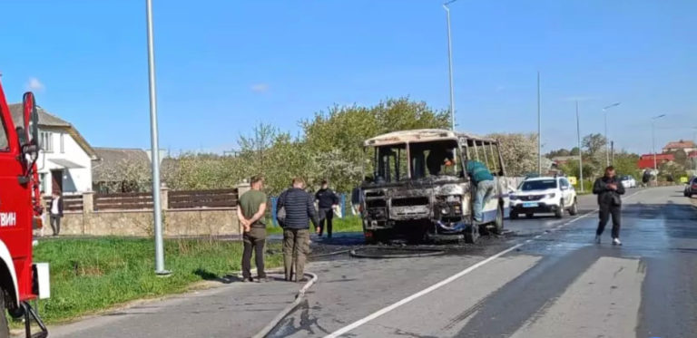 На Франківщині посеред дороги згорів рейсовий автобус (ВІДЕО)