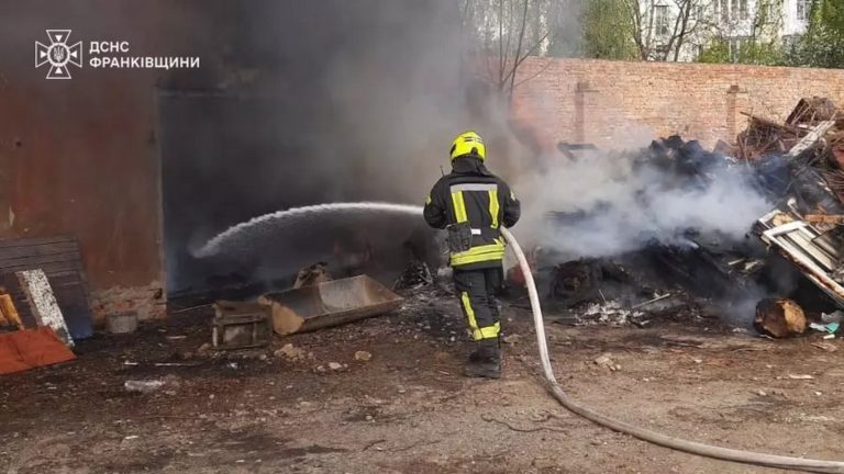 Горіли будинок, гараж і суха трава: за добу в області загасили 17 пожеж (ФОТО)