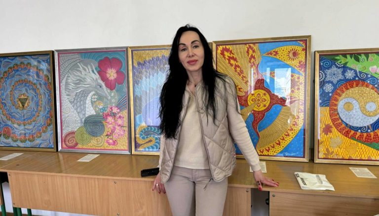 Художниця Людмила Хімейчук навчила франківських студентів малювати медитативний орнамент “даят” (ФОТО)