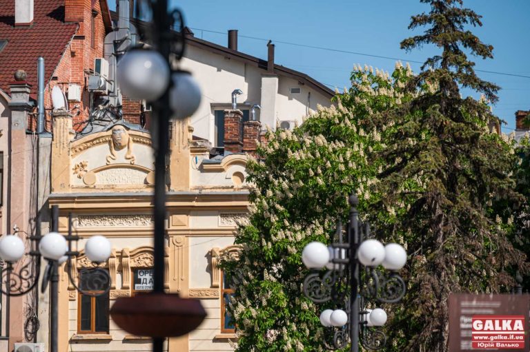 Передвеликодній Франківськ: на вулицях писанки, на каштанах — цвіт (ФОТОРЕПОРТАЖ)