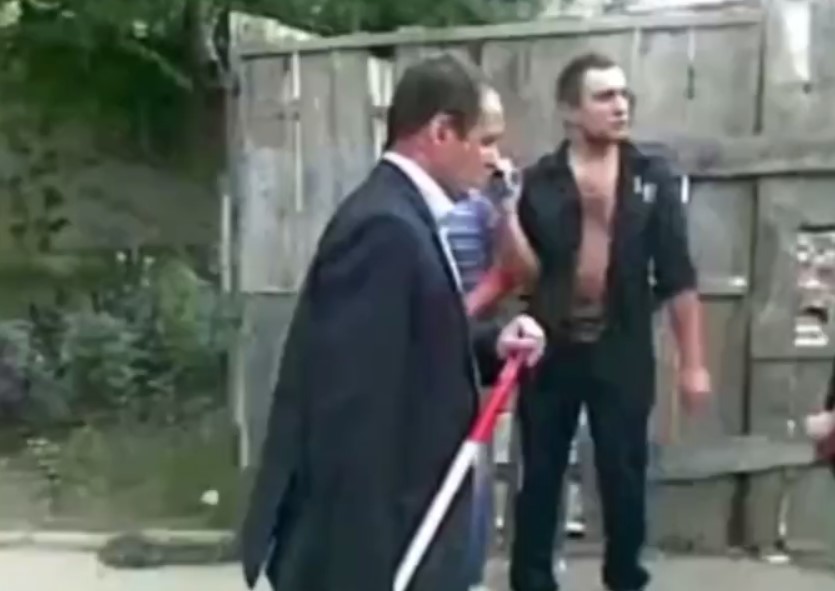 Розшукують найактивнішого чоловіка з кувалдою на місці можливої забудови на озері (ВІДЕО)