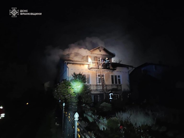 Під час пожежі у Долинській громаді вогнеборці врятували двох людей (ФОТО)