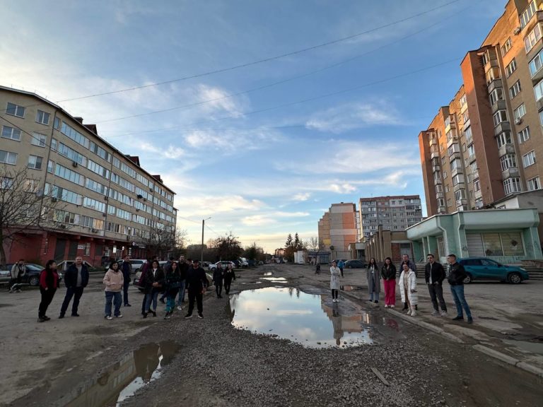 Мешканці Молодіжної просять владу відремонтувати дорогу (ФОТО)