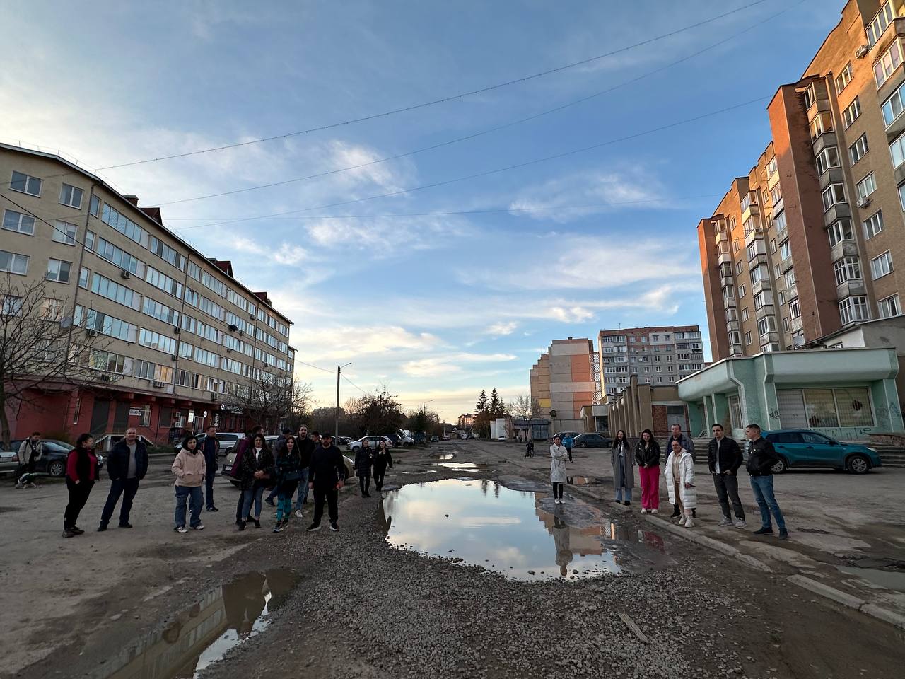 Мешканці Молодіжної просять владу відремонтувати дорогу (ФОТО)