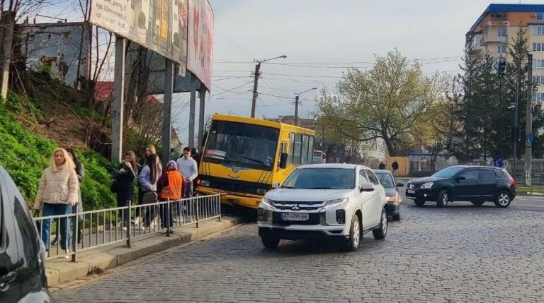 На Вовчинецькій маршрутка виїхала на тротуар і врізалася в огорожу (ФОТО)