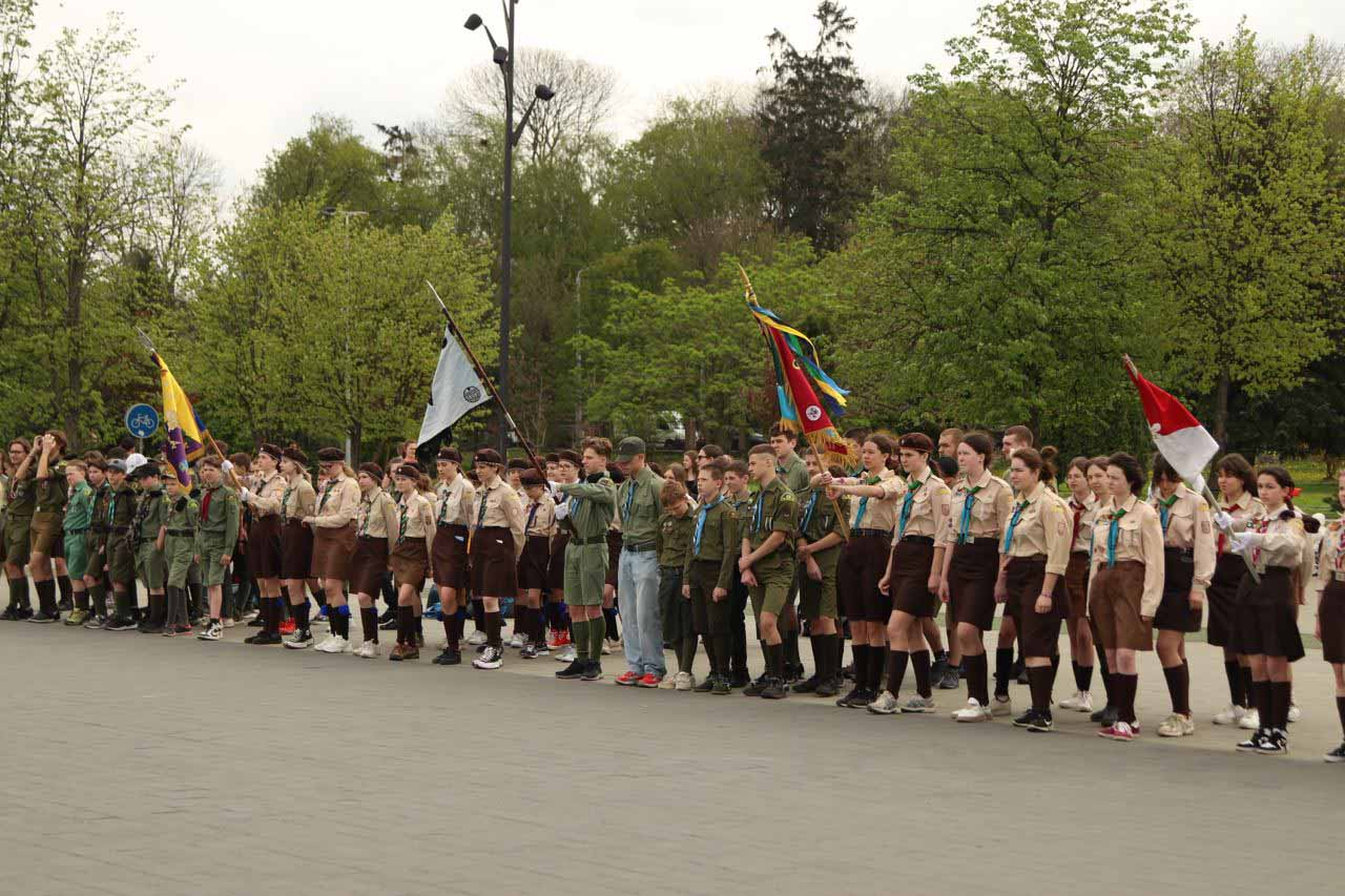 Вимарш та посвята у новаків: 112 річницю “Пласту” відзначили у Франківську (ФОТО)