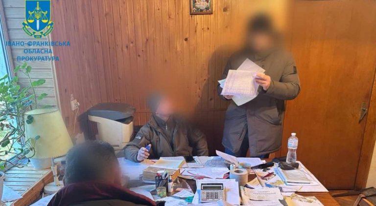 Збитки у два мільйони: у нацпарку “Гуцульщина” викрили керівника та службовців лісгоспу на вирубці дерев (ФОТО)