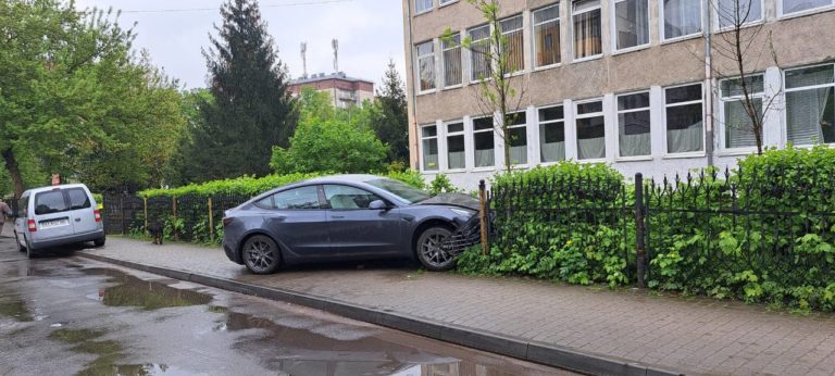 Tesla в паркані ліцею: ДТП сталася на Пасічній (ФОТО З МІСЦЯ)