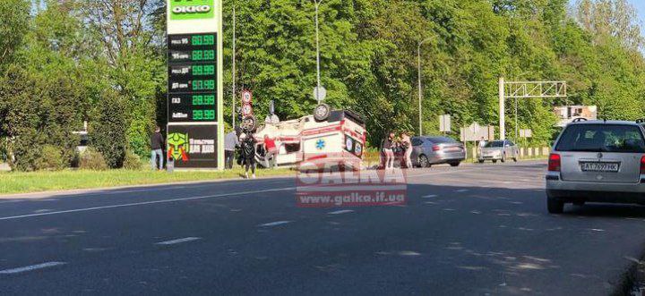 Поблизу Калуша внаслідок ДТП перекинулася “швидка”: троє осіб в лікарні (ФОТОФАКТ)