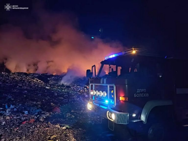 У Франківську горіло авто, а в Болехові — сміттєзвалище (ФОТО)