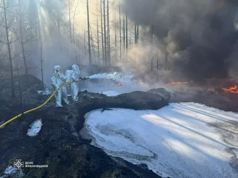 На Калущині горіли залишки нафтопродуктів, а у Франківську – будинок (ФОТО)
