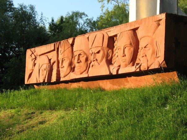 У Калуші демонтують обеліск та стелу на Пагорбі Слави (ФОТО)