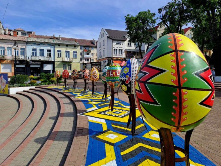У центрі Калуша встановили велетенські писанки (ФОТО)
