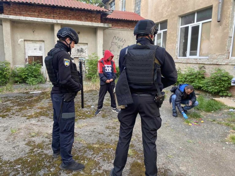 Затримали з невідомими речовинами: калушанин намагався обікрасти колишній дитячий садок (ФОТО)