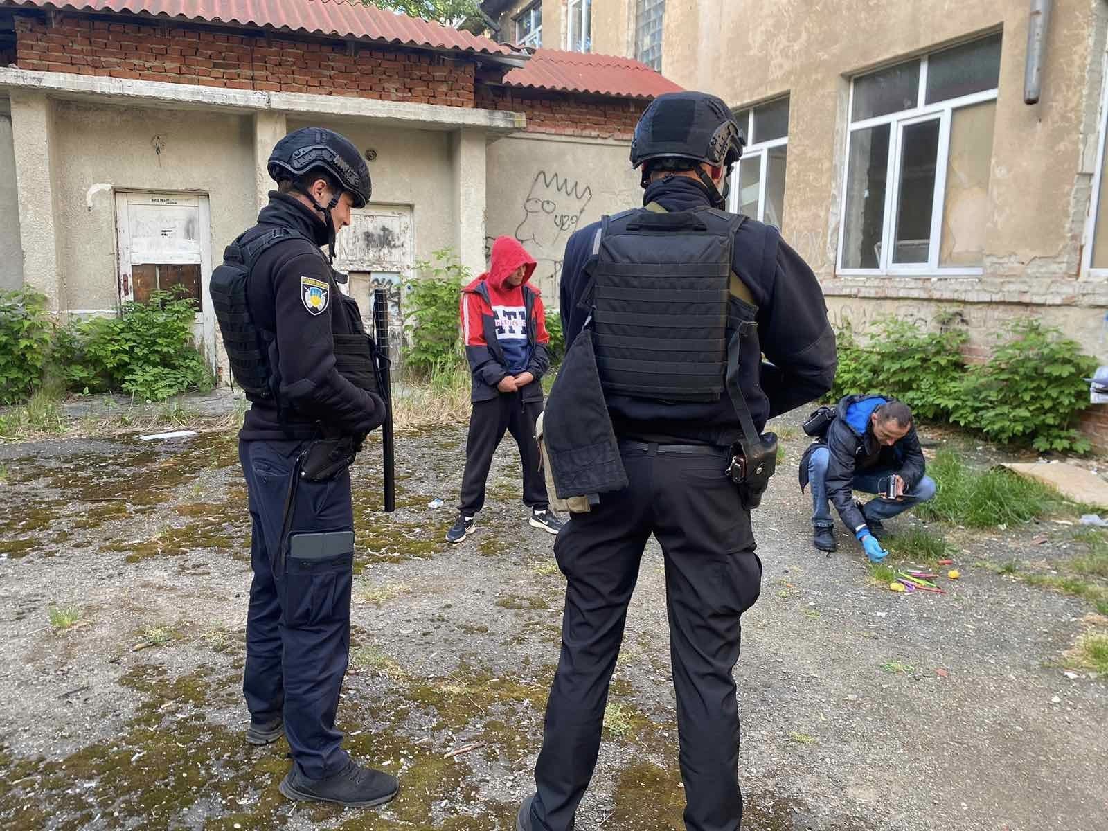 Затримали з невідомими речовинами: калушанин намагався обікрасти колишній дитячий садок (ФОТО)