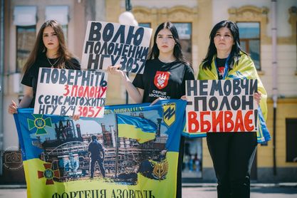 “Ти вільний, вони – ні”: у Франківську пройшла акція на підтримку захисників Маріуполя (ФОТО)