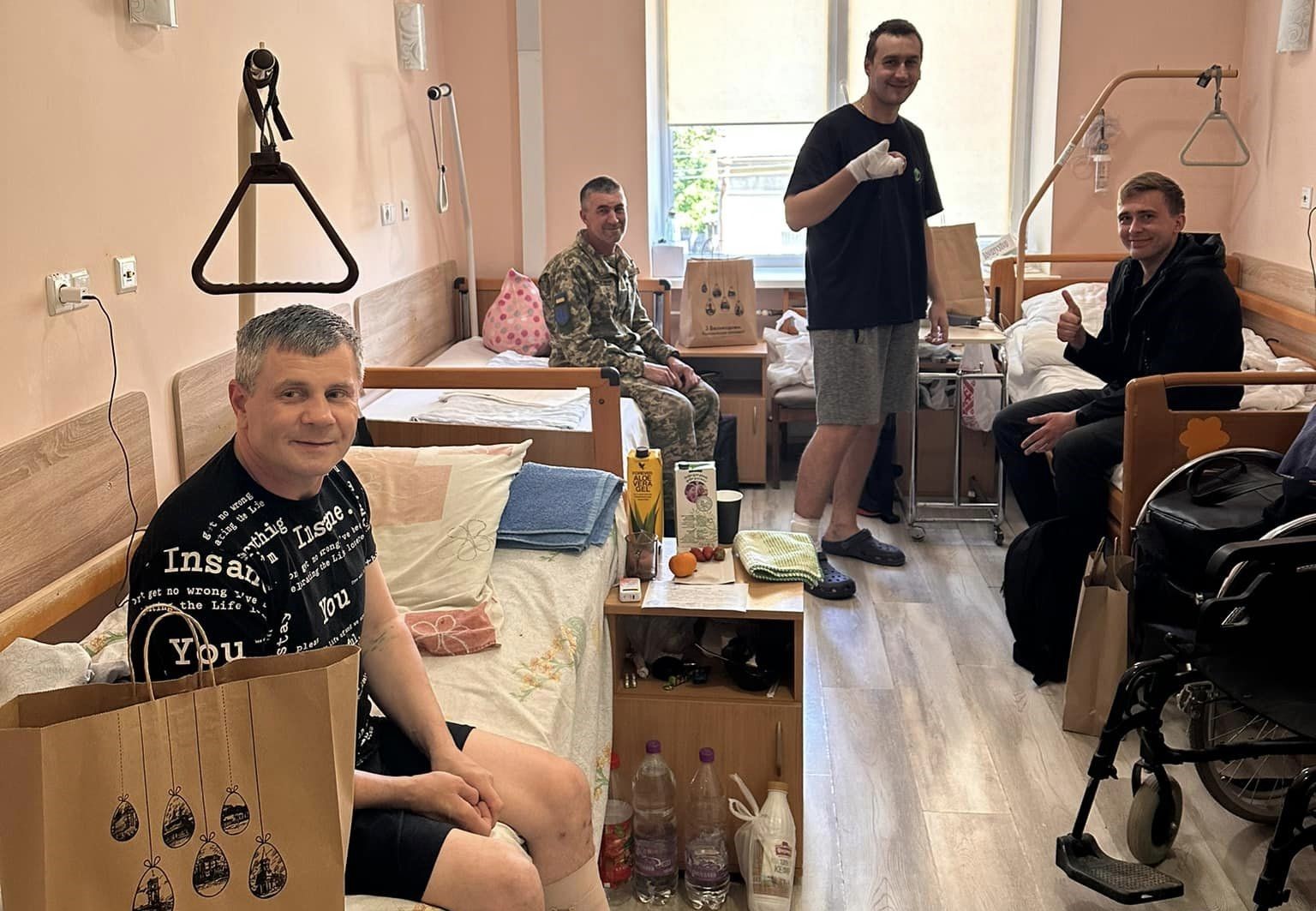 Військовим у коломийських госпіталях подарували великодні пакунки (ФОТО)