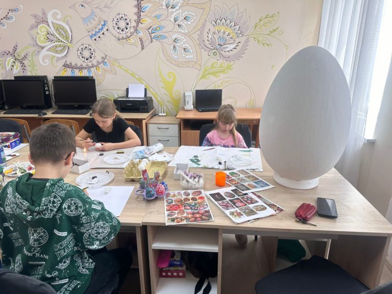 У Рогатині ювенальні поліціянти розмальовували писанки з дітьми (ФОТО)
