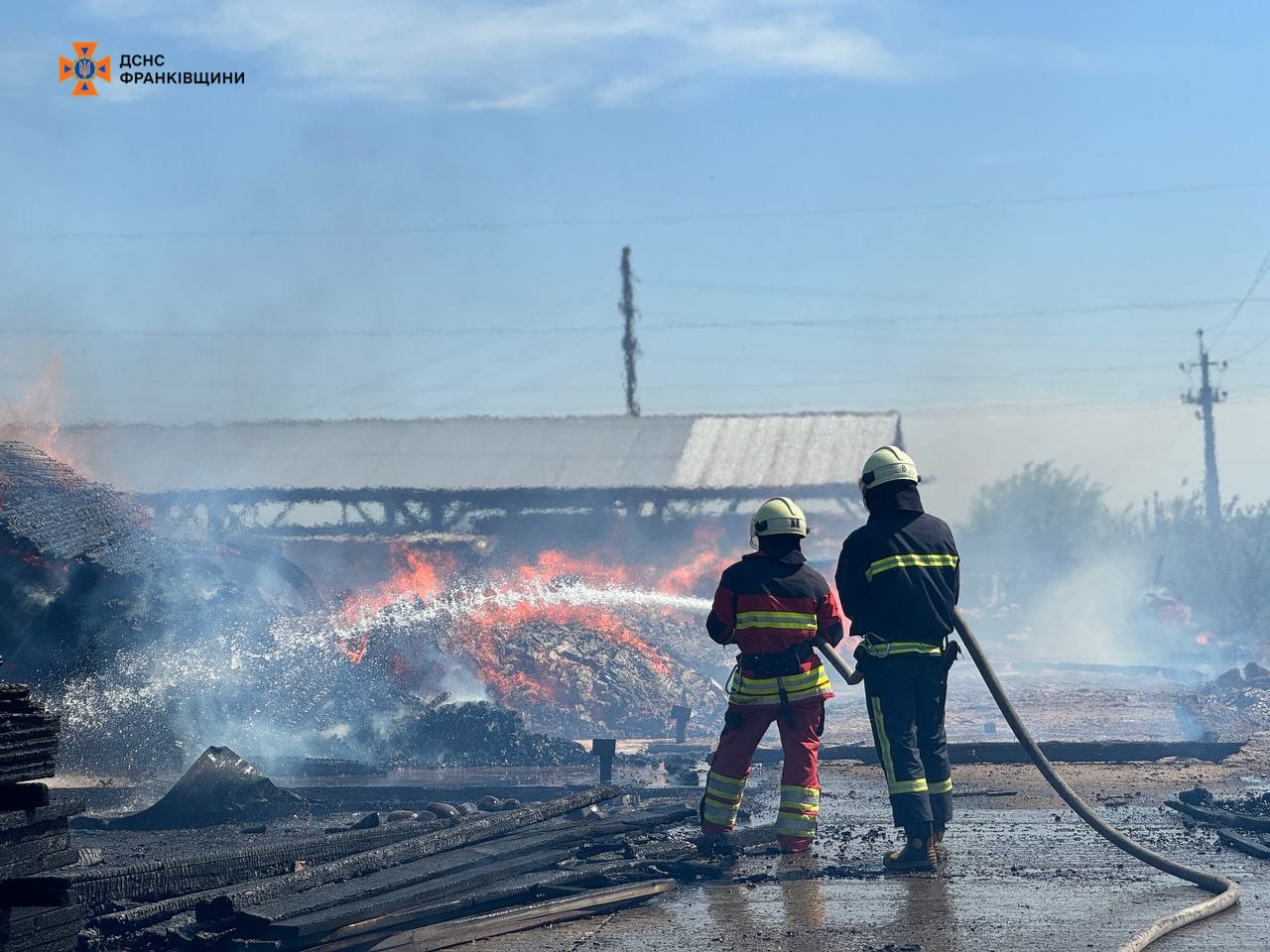 1 500 метрів квадратних складів горіло у Брошнів-Осаді (ФОТО, ВІДЕО)