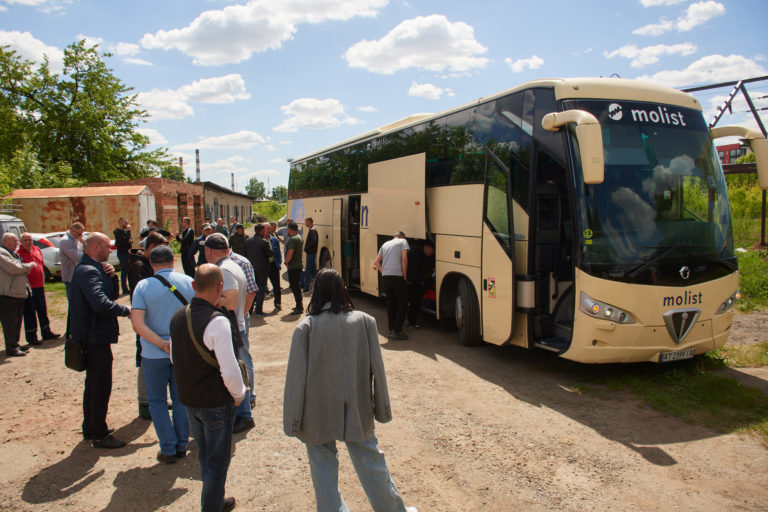 Нова група комунальників з Франківська вирушили на будівництво фортифікації в Донеччину (ФОТО)