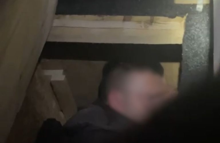 Сховався у ніші для багажу: на кордоні з Польщею затримали прикарпатця (ФОТО, ВІДЕО)