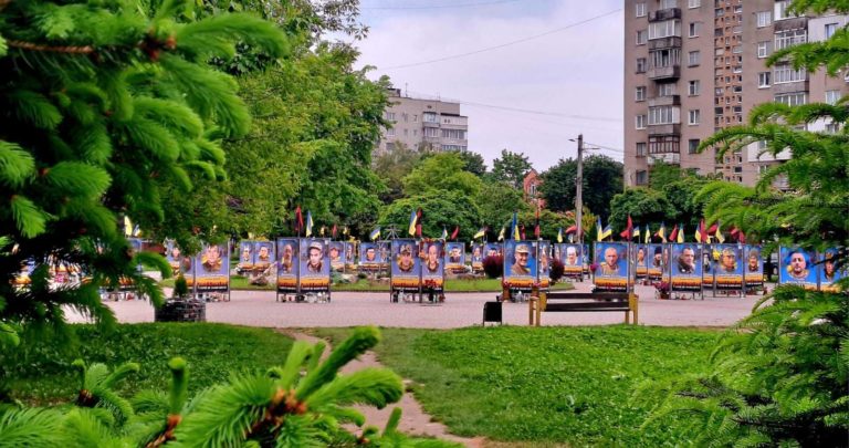 Через крадіїв квітів у Калуші на Алеї Героїв встановили ще одну камеру спостереження