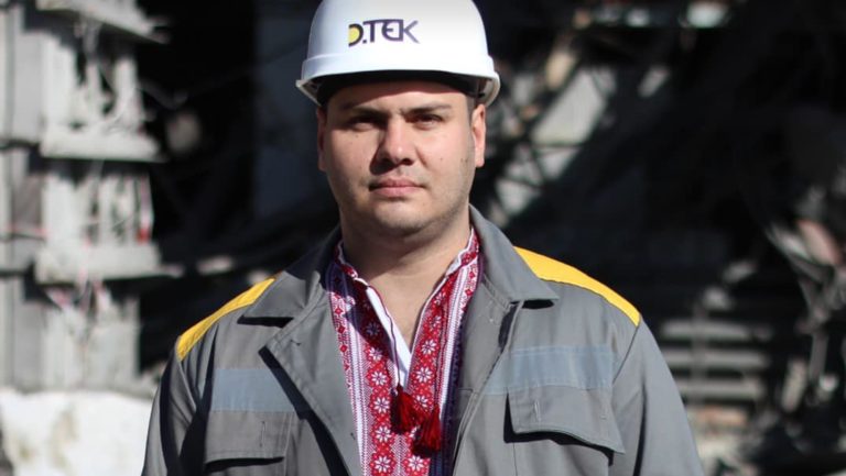“Вишиванка – символ спротиву”, – прикарпатський енергетик Святослав про День вишиванки у час війни (ФОТОФАКТ)