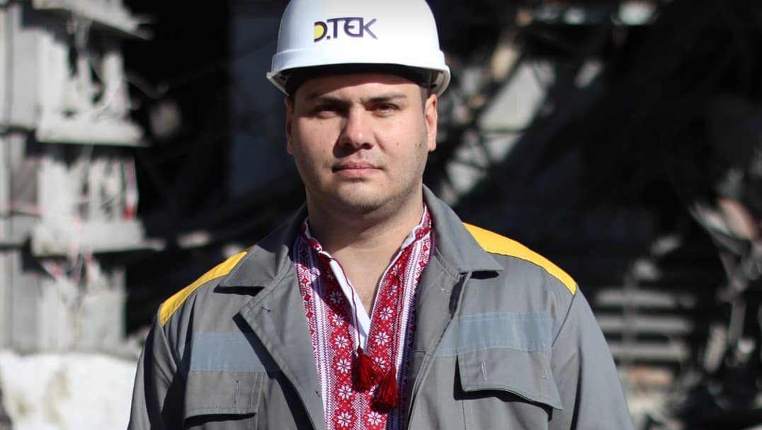 “Вишиванка – символ спротиву”, – прикарпатський енергетик Святослав про День вишиванки у час війни (ФОТОФАКТ)