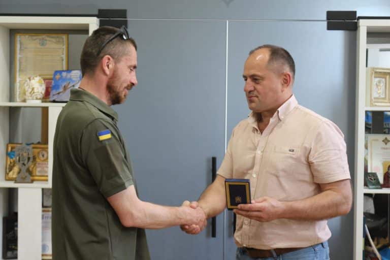 43 дні в оточенні окупантів: у Коломиї нагородили воїна Василя Мочернюка (ФОТОФАКТ)
