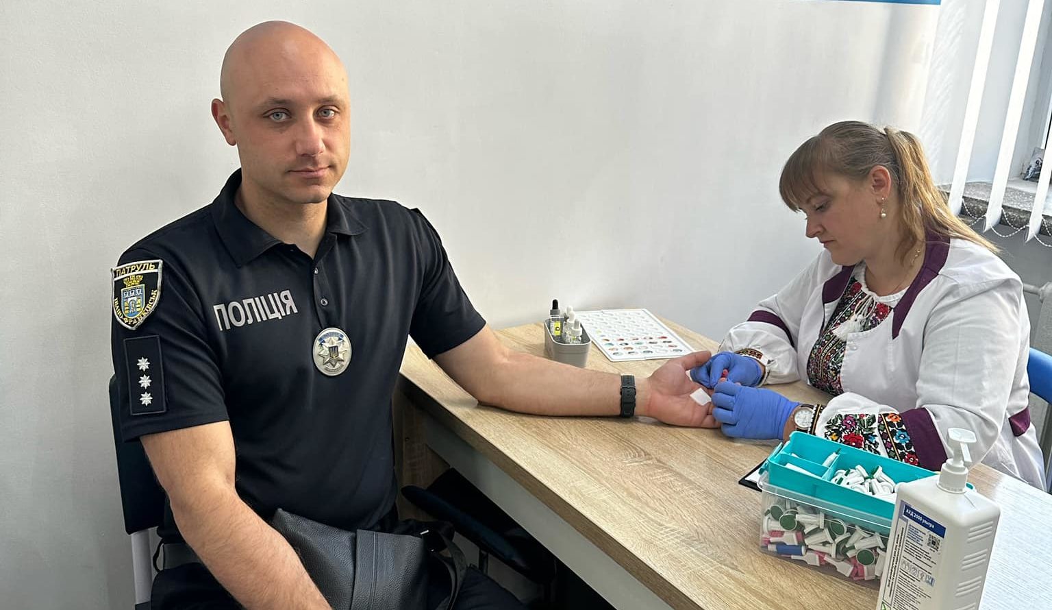 Один із інспекторів понад 45 разів став донором: як прикарпатські патрульні здають кров (ФОТО)
