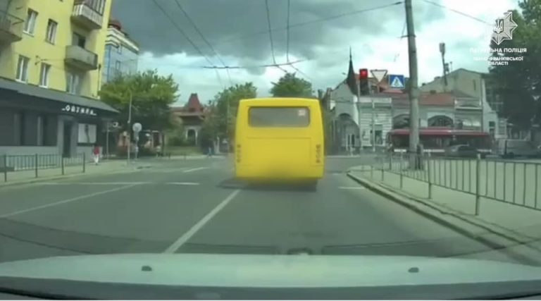 У Франківську оштрафували водія маршрутки, який проїхав на червоне (ФОТО)