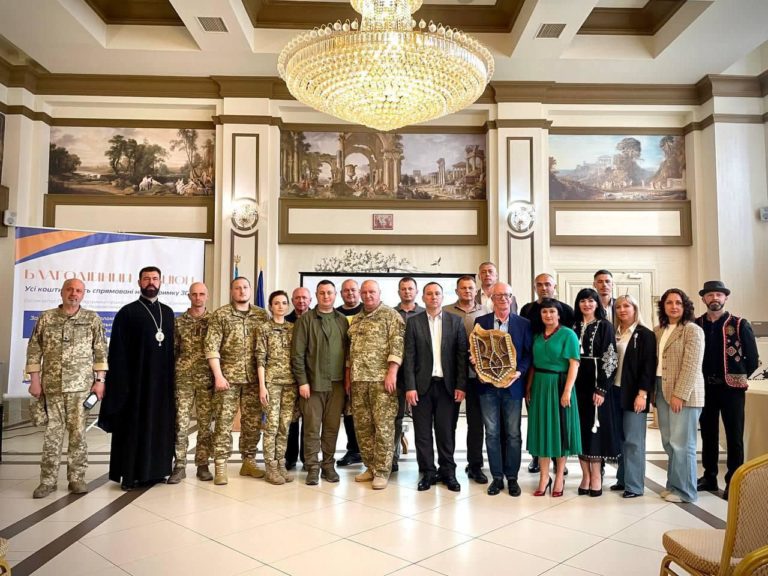 105 тисяч за стяг: у Коломиї на аукціоні для ЗСУ зібрали 1,4 мільйона гривень (ФОТО)