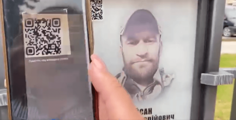 На Алеї Героїв у Городенці встановили QR-коди, за якими можна більше дізнатися про воїна (ВІДЕО)