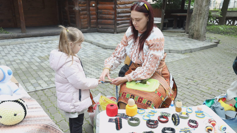 Коломиянка виготовляє “браслети виживання” для захисників України (ВІДЕО)