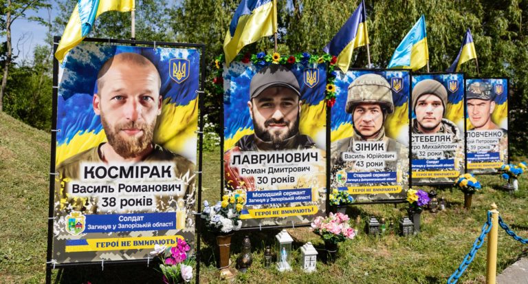 «У ньому було все найкраще». Як Пасічнянська громада береже памʼять про загиблих героїв (ФОТО)