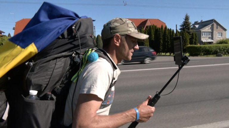 Колишній воїн вирушив пішки з Франківська до Дніпра, щоб зібрати гроші для військових (ВІДЕО)