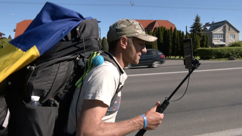 Колишній воїн вирушив пішки з Франківська до Дніпра, щоб зібрати гроші для військових (ВІДЕО)