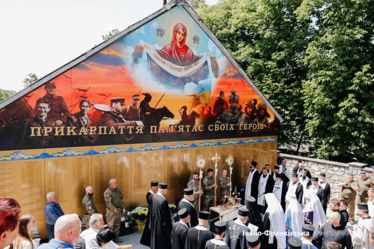 “Маємо віддати велику честь і пошану”: у Франківську створили стіну пам’яті полеглим воїнам (ФОТО)