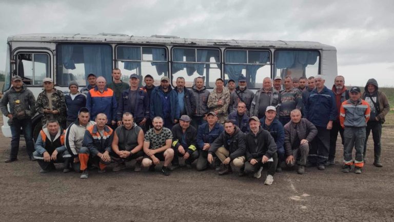 Просять, щоб приїхали знову: як франківські комунальники будували укріплення на Донеччині