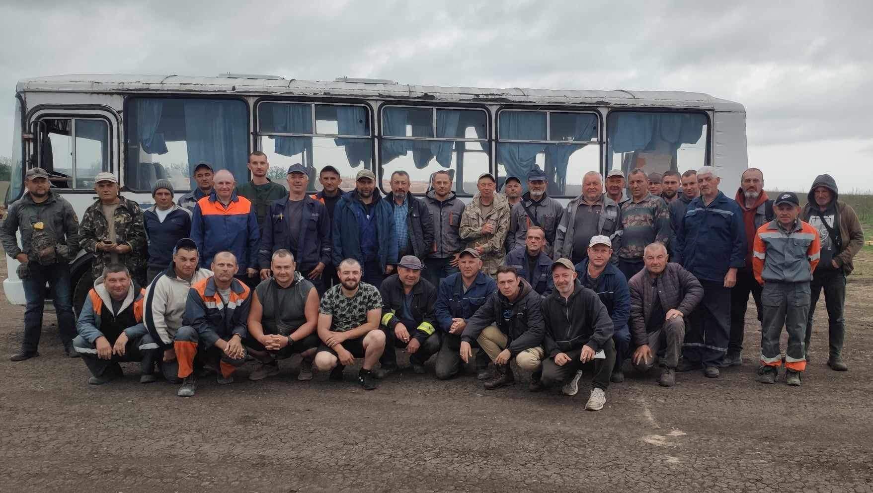 Просять, щоб приїхали знову: як франківські комунальники будували укріплення на Донеччині
