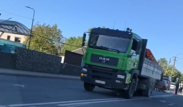 У Крихівцях під вантажівкою загинув чоловік (ВІДЕО З МІСЦЯ)