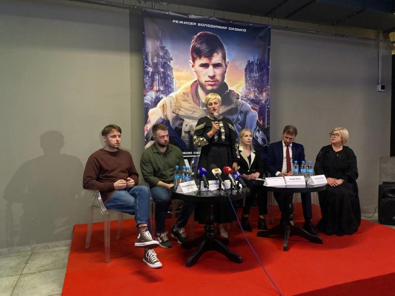 “Він вартий не одного фільму”: у Франківську представили документальну стрічку про Дмитра “Да Вінчі” (ФОТО)