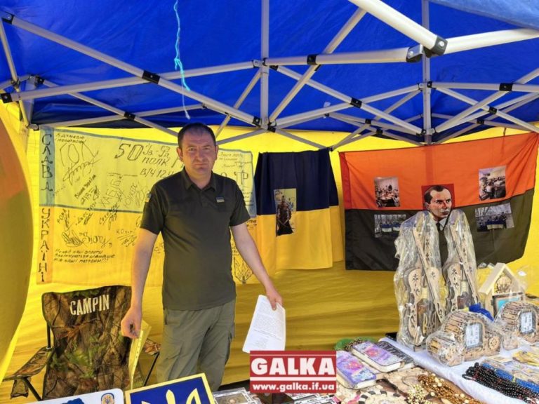 Сувенір за донат: в центрі Франківську триває ярмарок для допомоги армії (ФОТО)