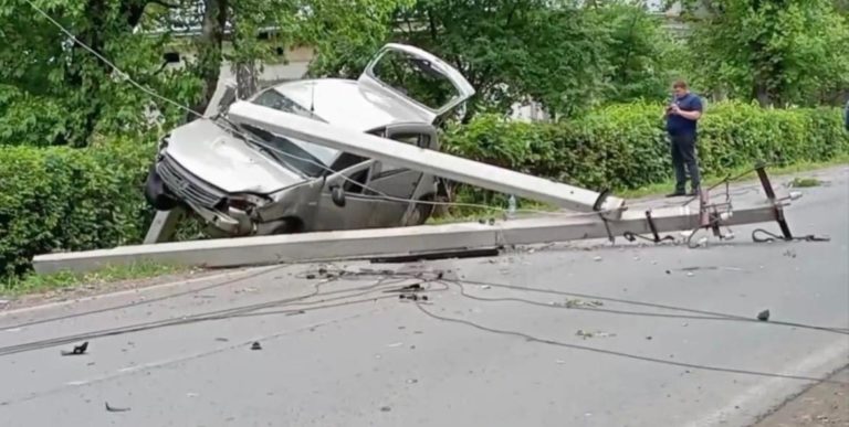 На Косівщині машина “Рено” врізалася в опору: водій у лікарні (ФОТО)