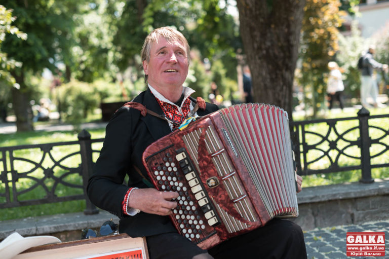 Вишитий генетичний код українців: франківці святкують День вишиванки (ФОТОРЕПОРТАЖ)
