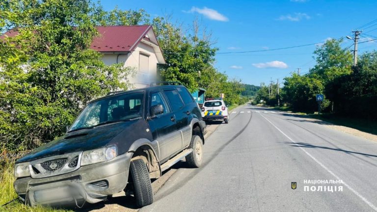 На Косівщини водій позашляховика збив пішохідку та жінку на узбіччі (ФОТО)