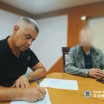 поліціянт допитує чоловіка