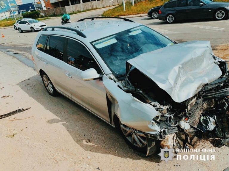 У Франківську зіткнулися BMW і Volkswagen: один з водіїв у лікарні (ФОТО)
